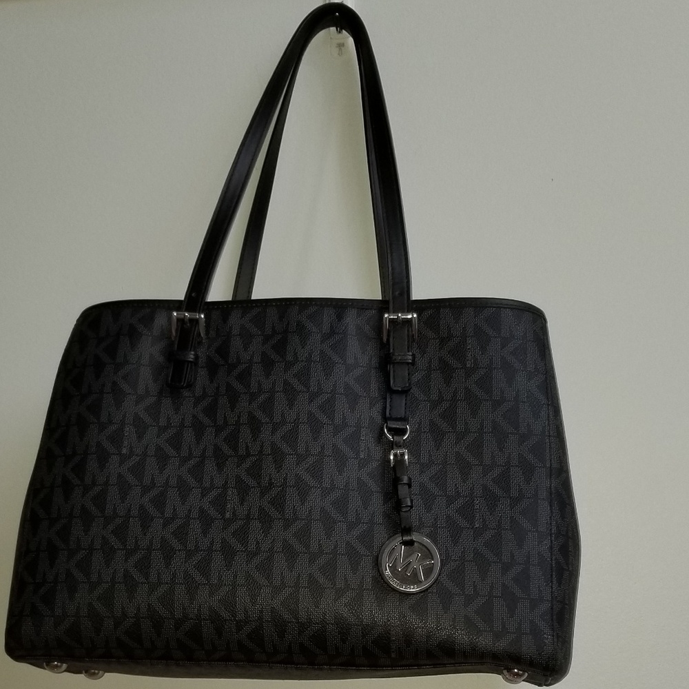 MK lg purse